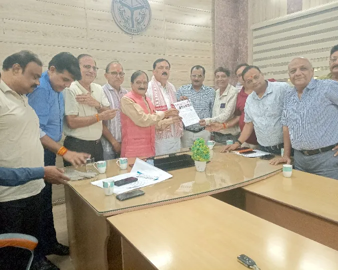 महापौर कैंप कार्यालय में हुई बैठक के दौरान बुध बाजार का ठेका निरस्त करने का लिखित पत्र सौंपते महापौर विनोद अग्रवाल। जागरण